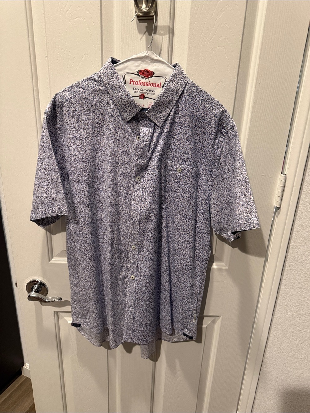 Men's Short-Sleeve Button-Up Shirt in Light Blue 7 diamonds